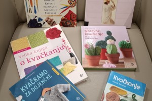 V brežiški knjižnici nastali (s)kvačkani snežaki