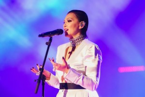 Nina Badrić presenetila: na Karibih spoznala duhovnika iz Reke in zapela