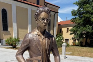 kosovel kip sezana.jpg