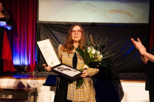 Priznanje Deklica s piščalko prejela Mina Žabnikar