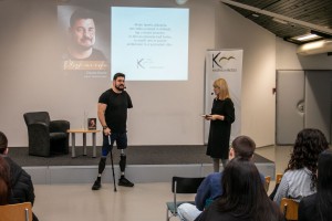 Motivacijsko predavanje Darka Ðurića v dvorani brežiške knjižnice