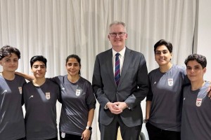 Tony Burke iranske nogometasice.jpg