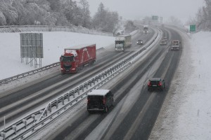 sneg cesta zima promet.jpg