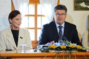 Brežiška prvoaprilska tradicija; Novinarska konferenca ob obletnici vodenja