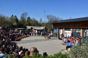 Romskim otrokom ploskala tudi prva moža občine in policije