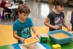 Izdelovanje papirja v Knjižnici Brežice