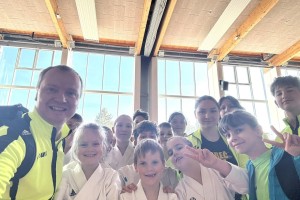 8 medalj in vrhunska forma mirnopeških karateistov na pokalni tekmi