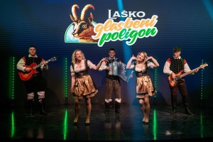 Dvojčici navdušili z novim videospotom: »Na odru sva se počutili kot doma«
