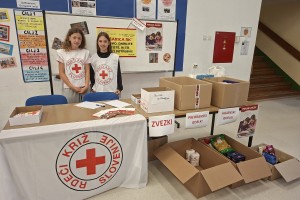 Mladi zbirali hrano, pripomočke in šolske potrebščine