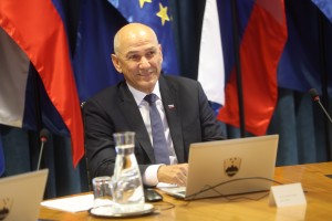 janez jansa vlada seja.jpg