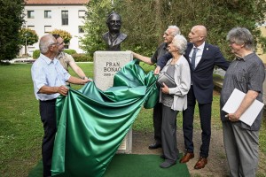Ob 60-letnici smrti Frana Bonača v Mestnem parku Krško odkrili njegov kip