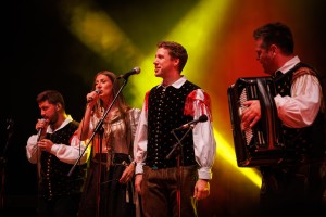 Sobotni večer Jurjevanja navdušil z godbeništvom, folkloro in koncertom