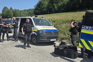 Na območju Uršnih sel brez poškodovanih policistov in prebivalcev