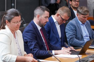 poslanci resnica BOBO.jpg