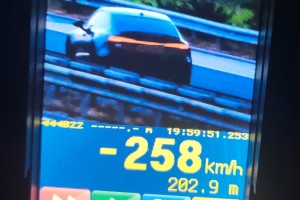 Po avtocesti vozil s hitrostjo 258 km/h