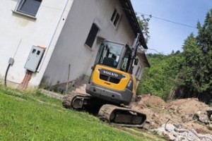Obnova doma mlade družine iz Drag pri Metliki uspešno napreduje