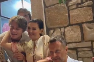 Tako zveni, ko v konobi na Korčuli zapojeta Nina Badrić in Jakov Jozinović