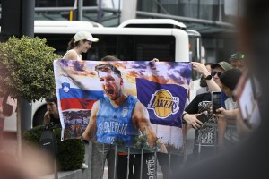 hotel intercontinental ljubljana lakers doncic navijaci.jpg