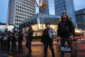 protest izrael veleposlanistvo policija plaza.jpg