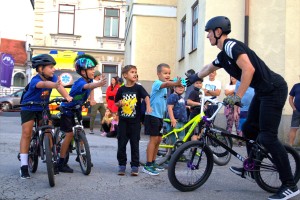 »Igraj se v mestu«: mestno jedro Črnomlja v ritmu igre, športa in BMX akrob