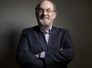 Salmana Rushdieja odklopili z ventilatorja, po napadu z nožem naj bi ostal slep na eno oko