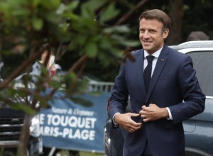 Macron neomajen: Sporna pokojninska reforma bo "nadaljevala demokratično pot"