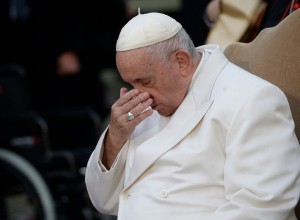 Papež težko diha, zadržali so ga v bolnišnici