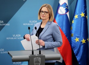 Ministrica Ajanović Hovnik: Nisem naredila nič nezakonitega, ne bom odstopila