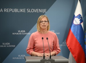 Ministrica Ajanović Hovnik pravi, da še vedno uživa Golobovo zaupanje