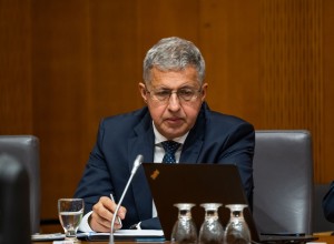 Predsednik Knovsa Žakelj razkuril kolege v komisiji in Sovo: očitajo mu manipulacijo