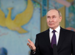 Tako Putin "osrečuje" Ruse: zapletel jih je v uničujočo vojno, zaradi katere jim bo zdaj zvišal davke