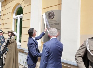 Minister Šarec na Poljskem odkril spominsko ploščo generalu Maistru