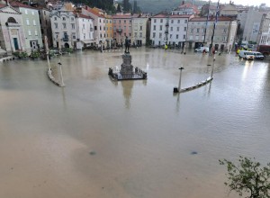 Poglejte, kako je poplavilo slavni Tartinijev trg (FOTO)