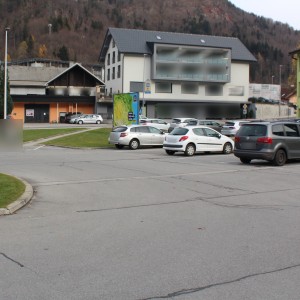 nesreca parkirisce jesenice