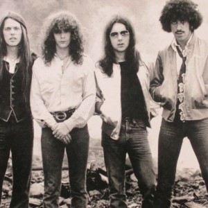 Promocijska fotografija iz leta 1977 – Groham, Robertson, Downey in Lynott