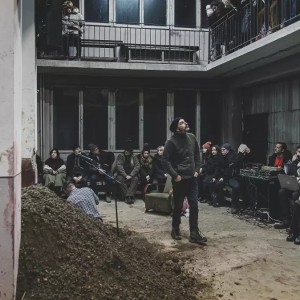 Stadion kot oder spomina: Predstava 1976 obuja noč, ko je Novo Gorico stresel potres – in prebivalci spali pod zvezdami