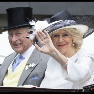 Kralj Karel, kraljica Camilla - Čeprav njegov konj ni zmagal na dirkah, je kralj izredno užival na t