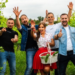 Skupina s ponosom zre na prehojeno pot