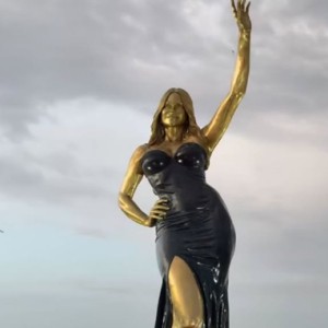 Sofia Vergara - Igralki Sofii Vergari so v njenem rojstnem kraju postavili kip