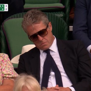 Hugh Grant - Granta so kamere ujele med dremežem – in trenutek je seveda postal viralen