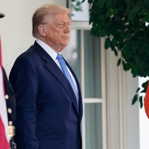 Donald Trump - Donald Trump je namignil, da se bosta od svojih oddaj kmalu poslovila tudi Kimmel in