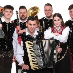 Ansambel Sladki greh sestavljajo Dejan Hren, Igor Sabadin, Nejc Težak, Staš Žabot, Rene Zamuda in pe