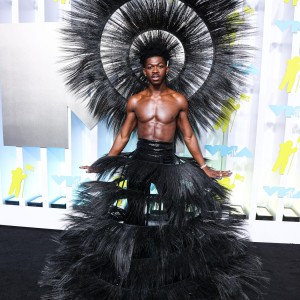Lil Nas X - !!! Lil Nas X je priljubljen raper, ki pogosto buri duhove