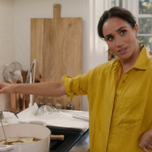 tudi daleč od kraljevega dvora gradi svojo podobo po lastnih pravilih in z jasnim občutkom za osebne meje