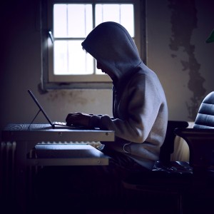 Otroška pornografija: kdo je ovadeni novinar in učitelj verouka