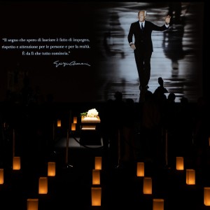 Giorgio Armani - Mrliško vežico so odprli na sedežu podjetja Armani v Milanu, ki je razglasil dan ža