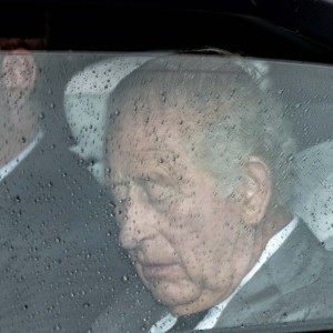 Kralj Karel III.: Monarh se je v Londonu znašel v središču političnih in javnih vprašanj, povezanih s primerom Epstein