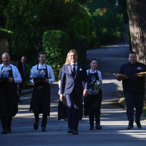 Golob na pladnju: zaljubljeni premier in nepriljubljena elita na poroki leta