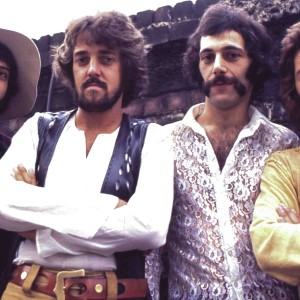 Mungo Jerry, skupina, sestavljena okoli Raya Dorseta, je 1970 izdala prvo pesem In the Summertime, k