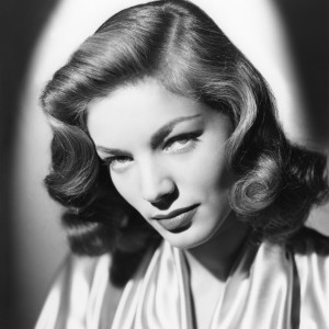 Lauren Bacall je šepetala z ognjenim glasom in znala občinstvo dobesedno zamrzniti s pogledom